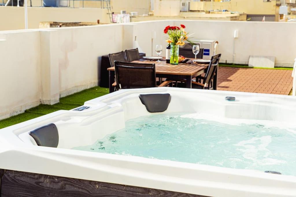 Luxury Designer Penthouse With Private Jacuzzi Daire Sliema Dış mekan fotoğraf